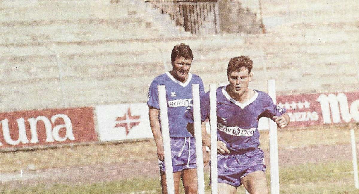 Joaquín Parra entrena bajo la mirada de Toshack en la antigua Ciudad Deportiva del Real Madrid. /ABC