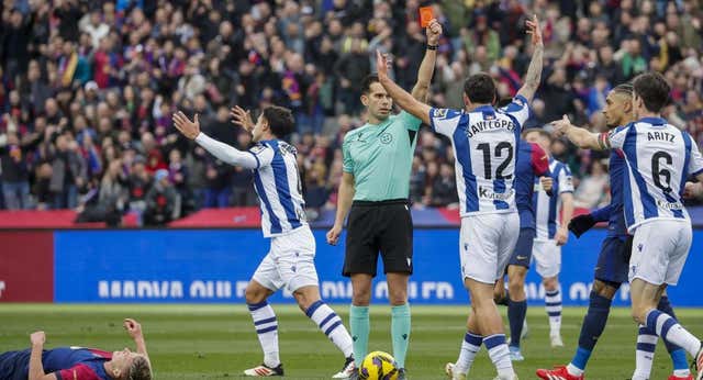 Mateu Lahoz pone dos ejemplos para afear la roja de Elustondo contra el Barcelona e Iturralde González le desdice: «No se puede distorsionar»