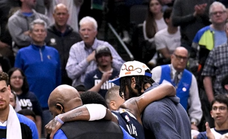 Kyrie Irving se lesionó en la primera mitad del partido contra Sacramento. Sin embargo, lanzó los tiros libres.