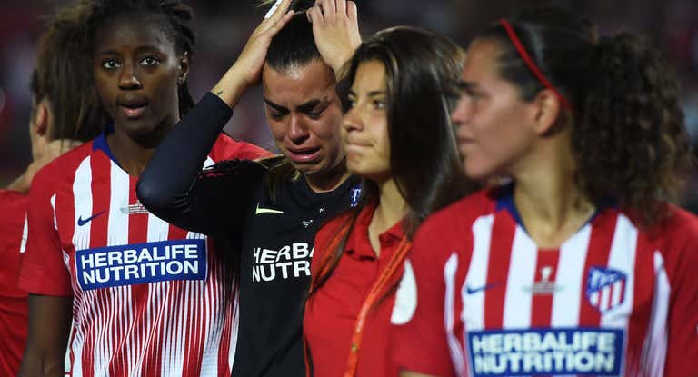 Andrea Falcón, Tounkara, Misa Rodríguez o Anita Marcos, exjugadoras del Atlético, durante la final de Copa de la Reina ante la Real Sociedad en Los Cármenes.