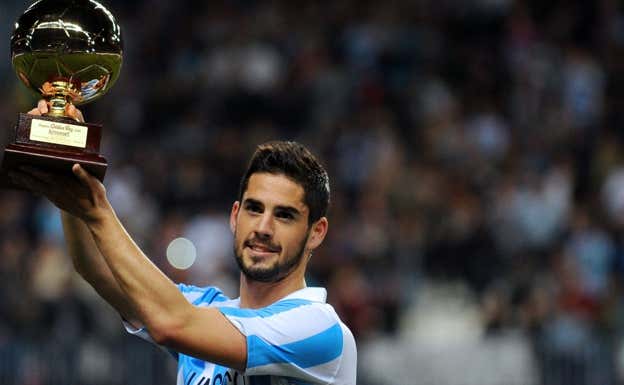 Isco muestra el Golden Boy que ganó en su etapa en el Málaga. ABC