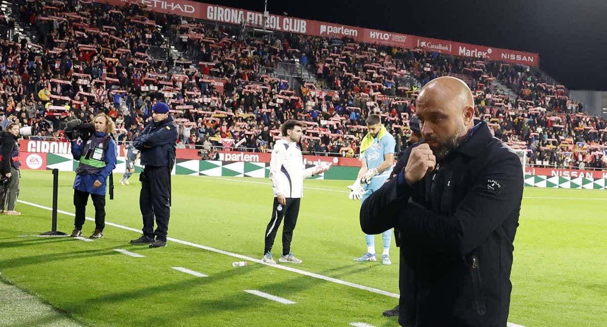 Manolo González sobre el césped de Montilivi. /RCDE / Carlos Mira