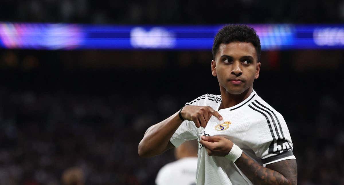 Rodrygo se señala el escudo tras marcar contra el Atlético./Reuters