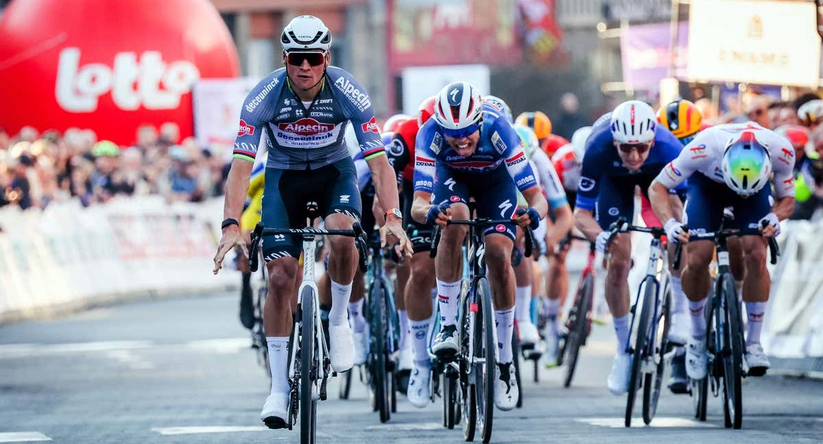 Mathieu van der Poel celebra su victoria en la clásica de Samyn./AFP