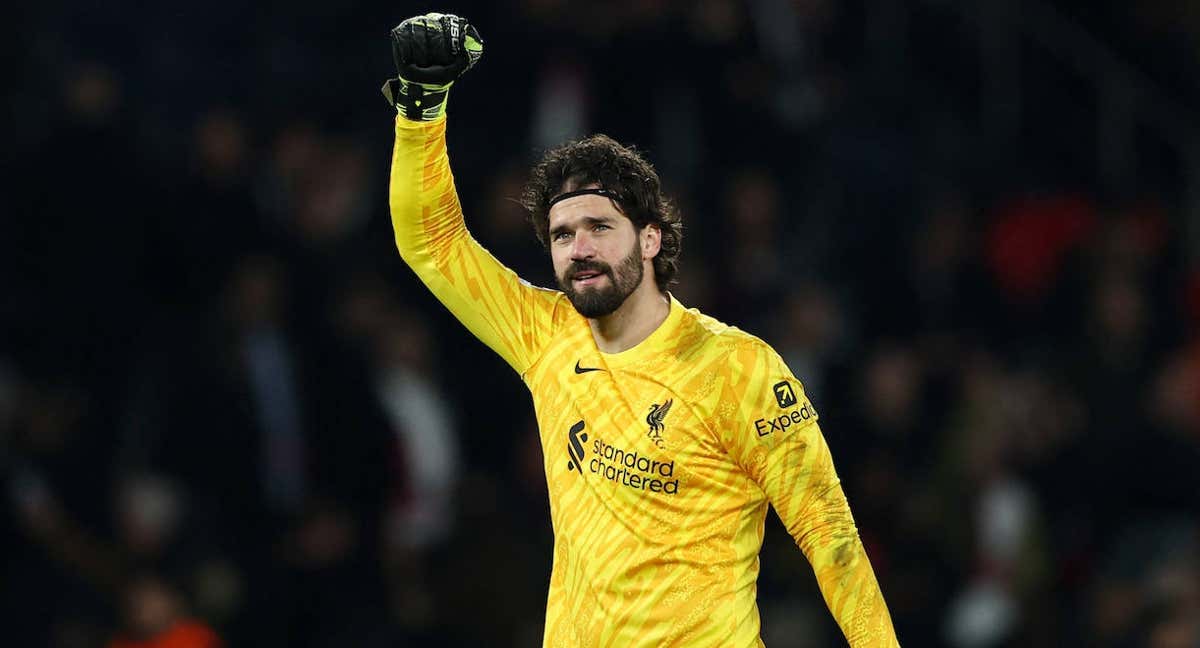 Alisson celebra el triunfo en París./REUTERS