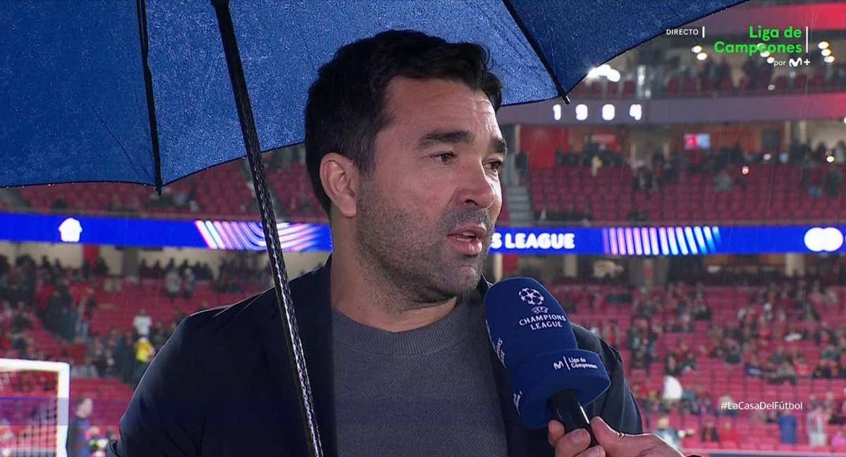 Deco atendiendo a los compañeros de Movistar. /@MovistarFutbol