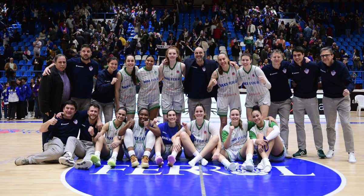 La plantilla del BAXI Ferrol celebra el pase a las semifinales de la Eurocup. /FIBA