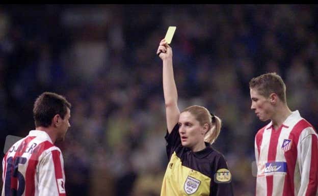 Carolina, amonestando a Aguilera en el derbi que dirigió el 2 de enero de 2002.