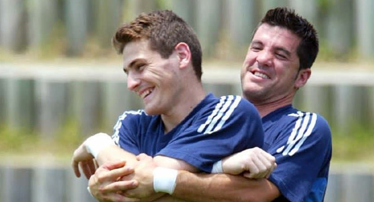 Koke Contreras junto a Iker Casillas en la concentración del Mundial de 2002.