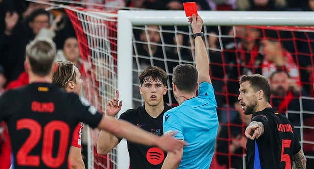 Mateu Lahoz lanza una feroz crítica tras la roja de Cubarsí: “¿Cómo es posible que el VAR no le llame al monitor?”