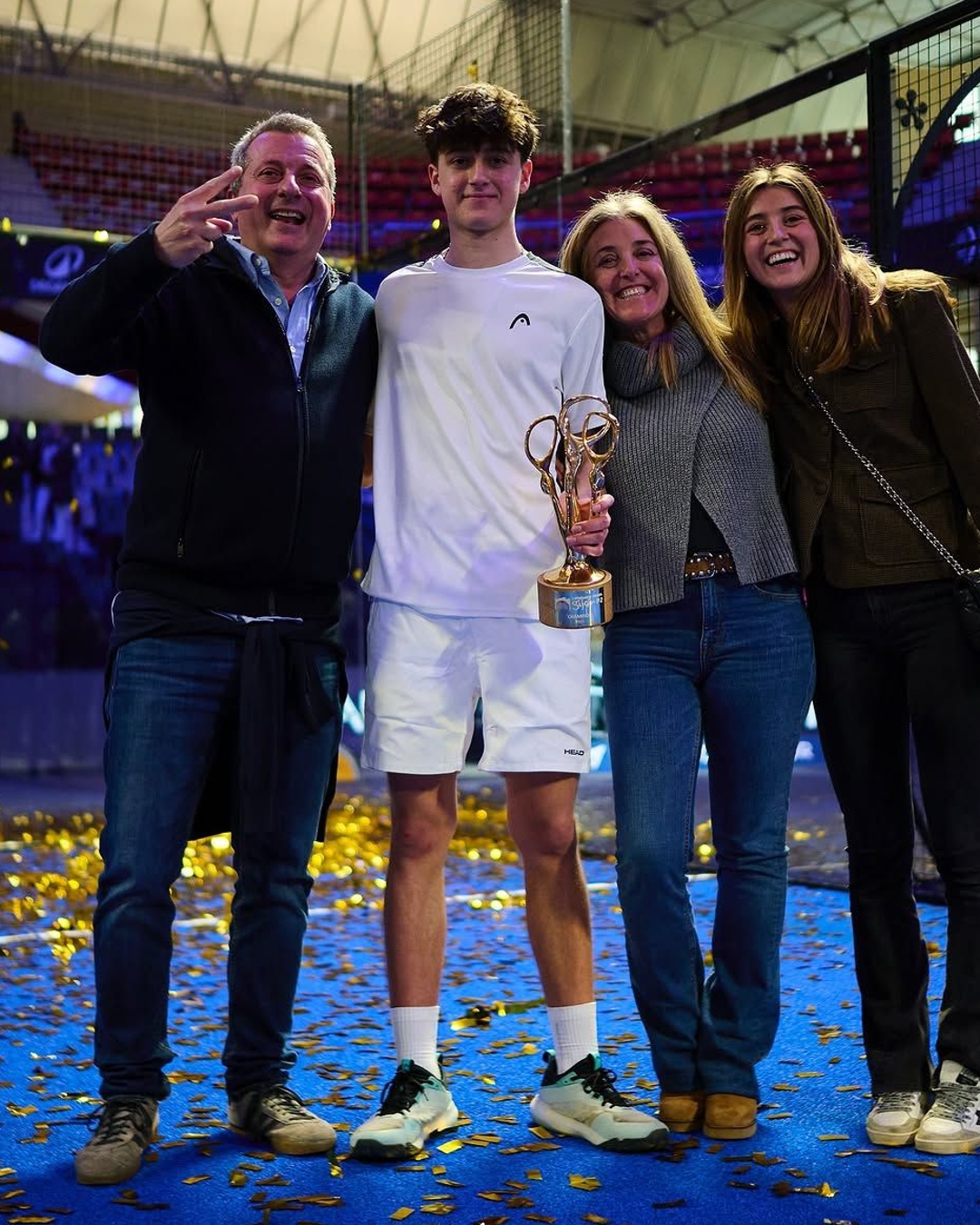 Curro Cabeza junto a su familia tras proclamarse campeón del Gijón P2.  Premier Padel