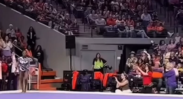 Clark se ha convertido en la primera deportista universitaria en replicar el ‘Biles I’