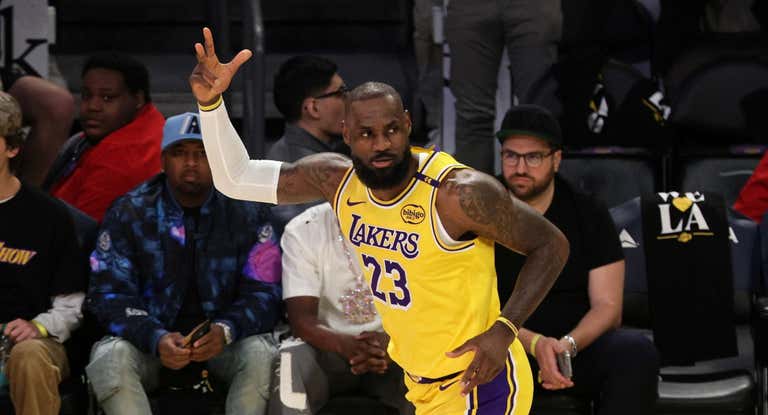 LeBron James tras anotar el triple con el que llegó a los 50.000 puntos.