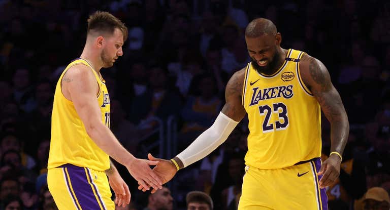 Luka Doncic y LeBron James durante el partido ante los Pelicans.