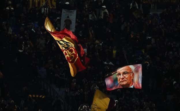 Aficionados de la Roma, en el Olímpico. EFE