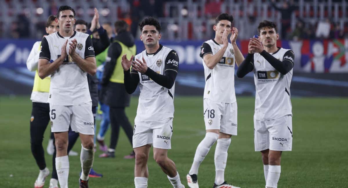 Los jugadores del Valencia CF aplauden a su afición tras el empate ante Osasuna. /EFE.