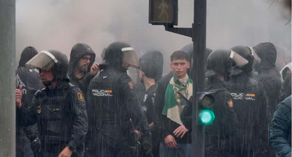 La Policía escolta a los aficionados portugueses a la entrada del Benito Villamarín... entre varias bengalas./Relevo