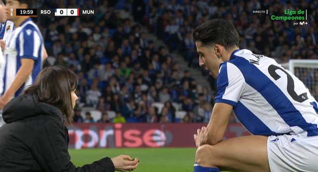 El Real Sociedad – Manchester United se paró durante un minuto para que Aguerd y Mazraoui cumplieran con el ramadán