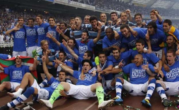De la Bella celebra junto a sus compañeros el ascenso.  EFE