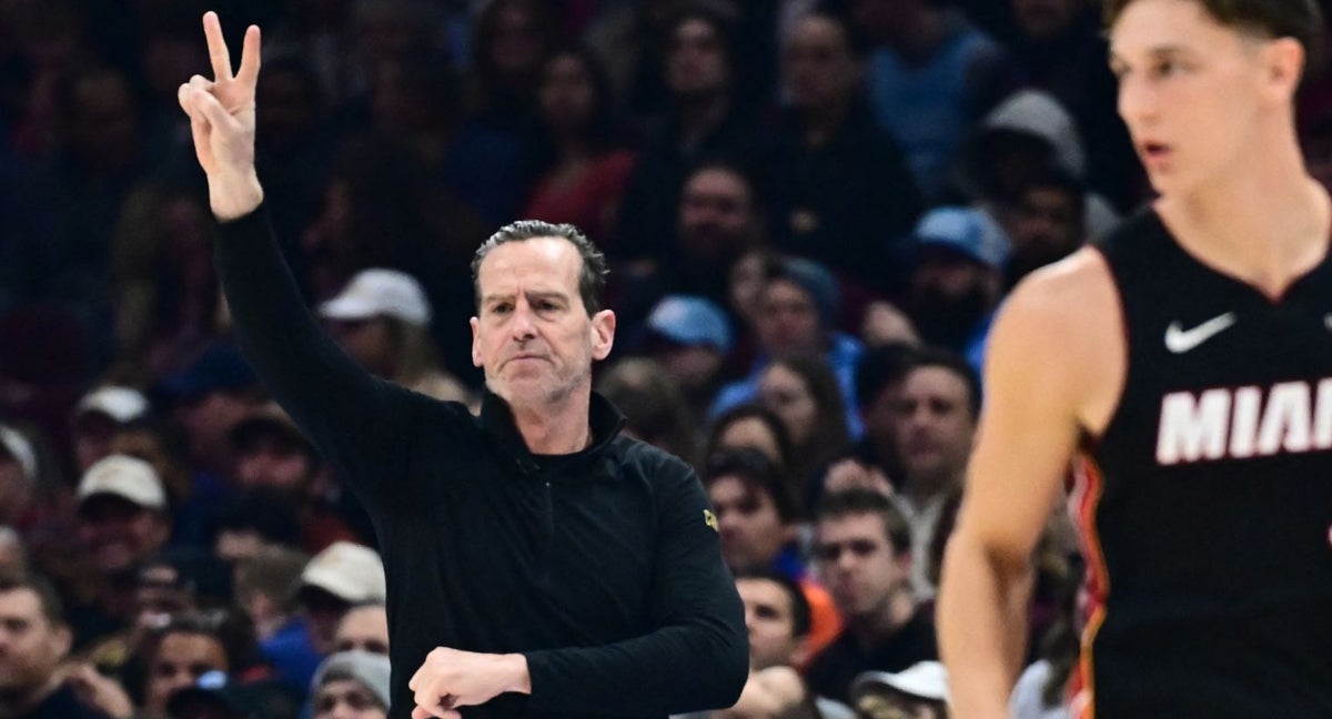 Kenny Atkinson, técnico de los Cavaliers, da instrucciones a sus jugadores.
