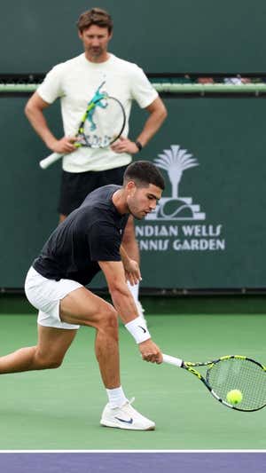 Carlos Alcaraz, durante un entrenamiento en Indian Wells.  Clive Brunskill/Getty Images/AFP