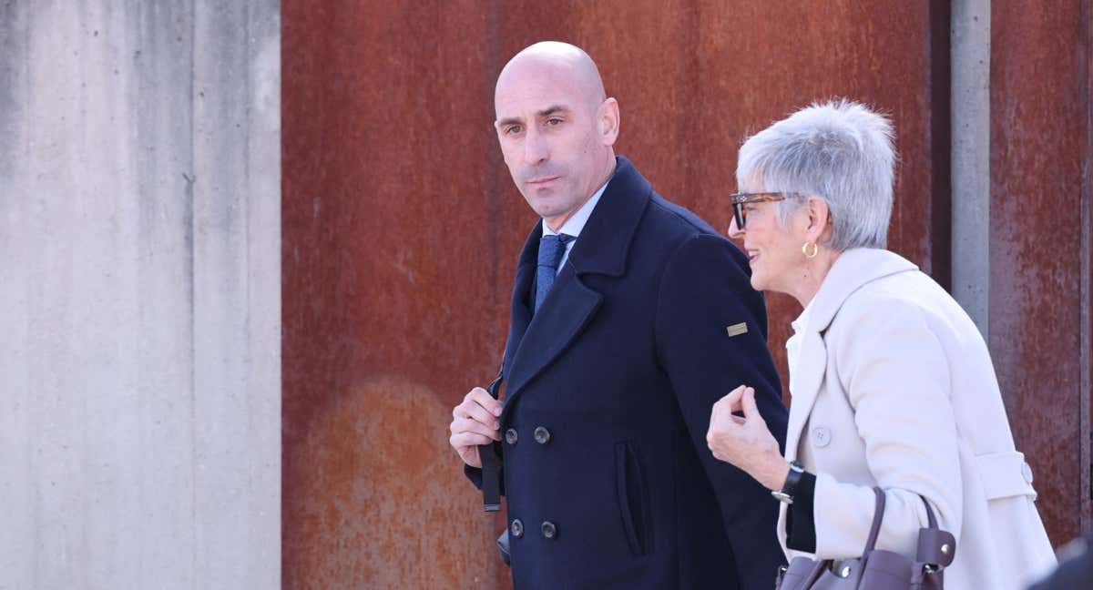 Luis Rubiales, acompañado de su abogada, Olga Tubau, durante el juicio por el Caso Rubiales./AFP