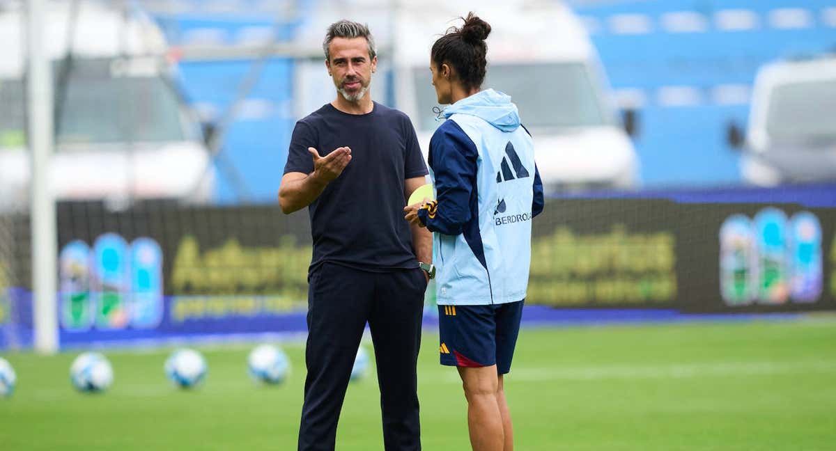 Jorge Vilda y Montse Tomé durante un partido amistoso en Avilés con la Selección antes del Mundial. /Getty