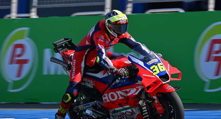 Joan Mir con la Honda en Tailandia.