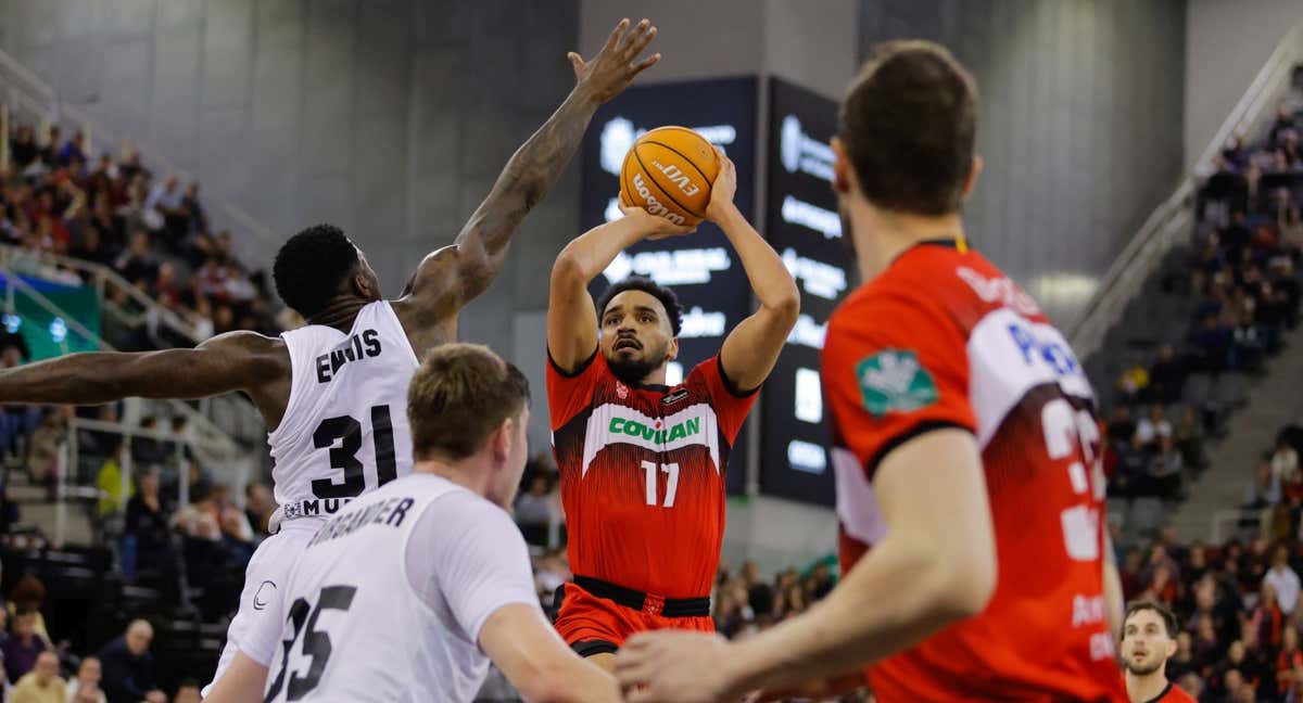 Amine Noua, con la bola, en el último partido del Covirán Granada. /ACB PHOTO/ÁLEX CÁMARA