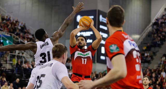 Amine Noua se enfrenta a Ibon Navarro, su ‘mentor’ en la ACB, tras convertirse en el líder silencioso del Covirán Granada: “No soy un jugador al que veas gritar mucho…”
