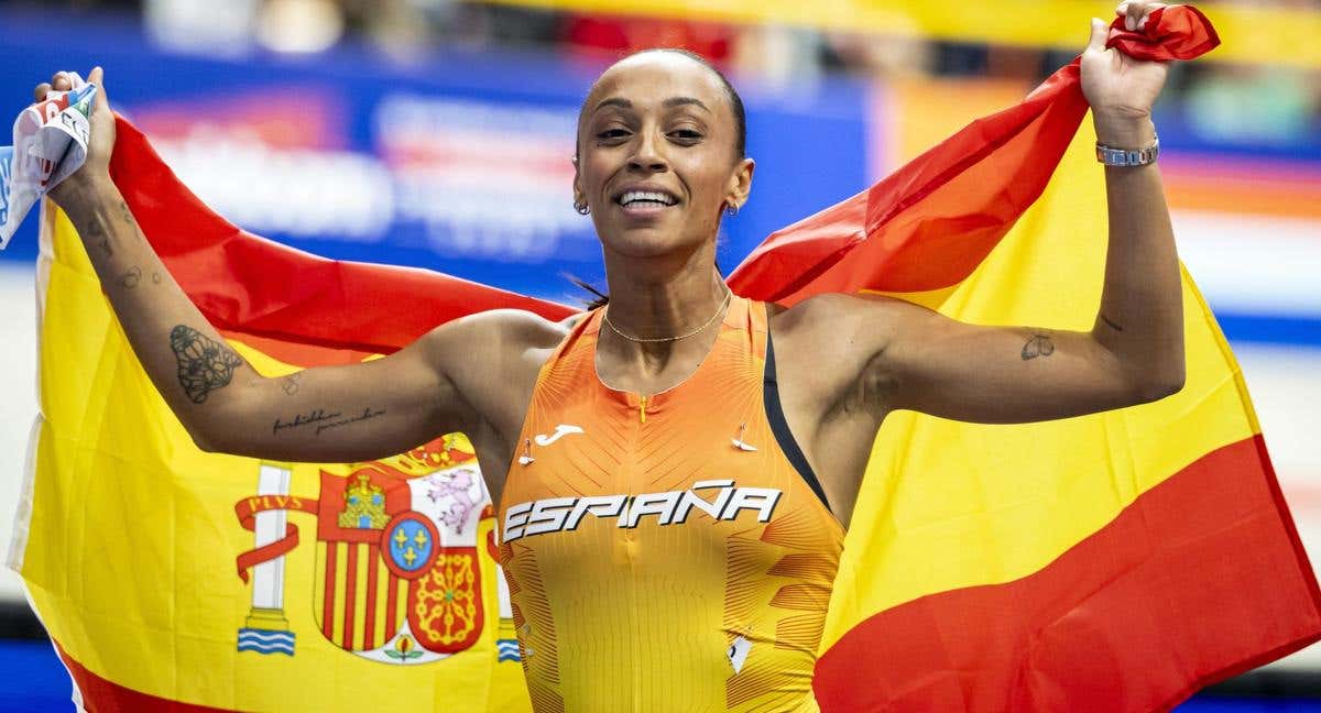 Ana Peleteiro celebra su oro en el campeonato de Europa indoor./EFE