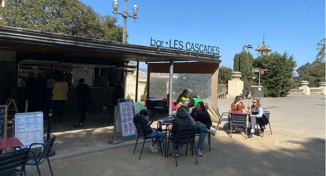 El único bar en Montjuïc factura un 30% más y aplaude el retraso del Camp Nou: «Hubiéramos despedido a bastante personal»