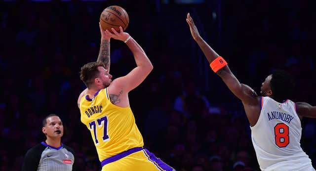 Los Lakers de Doncic y LeBron James remontan a los Knicks en el último cuarto, les ganan en la prórroga y se lanzan a por el anillo