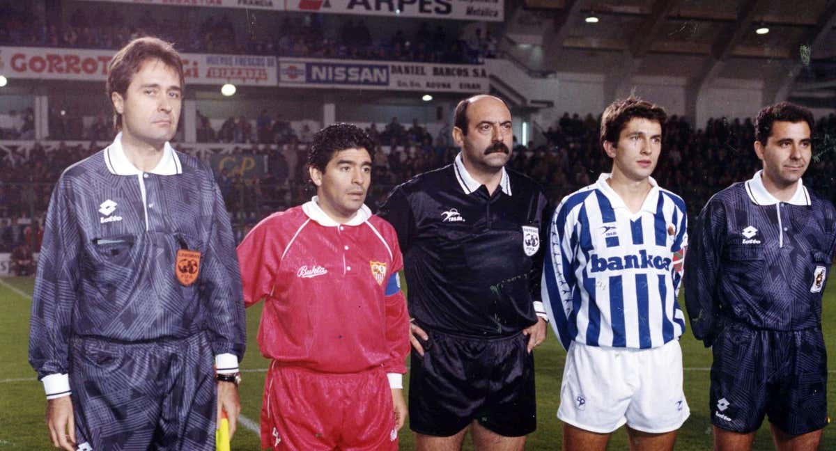 Maradona, como capitán del Sevilla. /