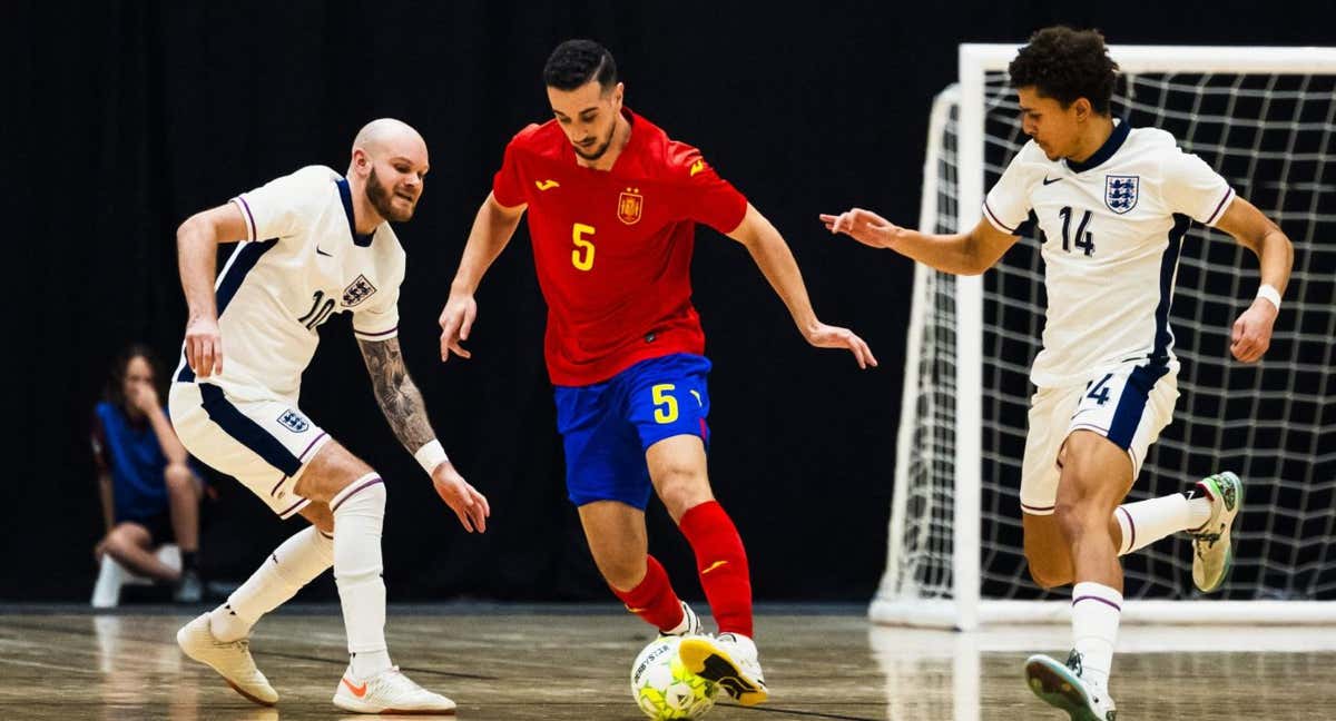 Piqueras controla el balón ante Jordan y Cadete en el último duelo entre Inglaterra y España. /RFEF