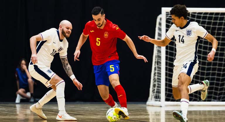 Piqueras controla el balón ante Jordan y Cadete en el último duelo entre Inglaterra y España.