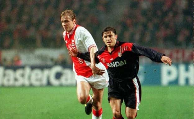 Toni, en un Ajax-Atlético de Madrid, contra Richard Witschge.  EFE