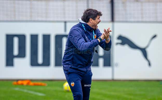 Cristian Toro durante un entrenamiento.  VCF FEMENINO