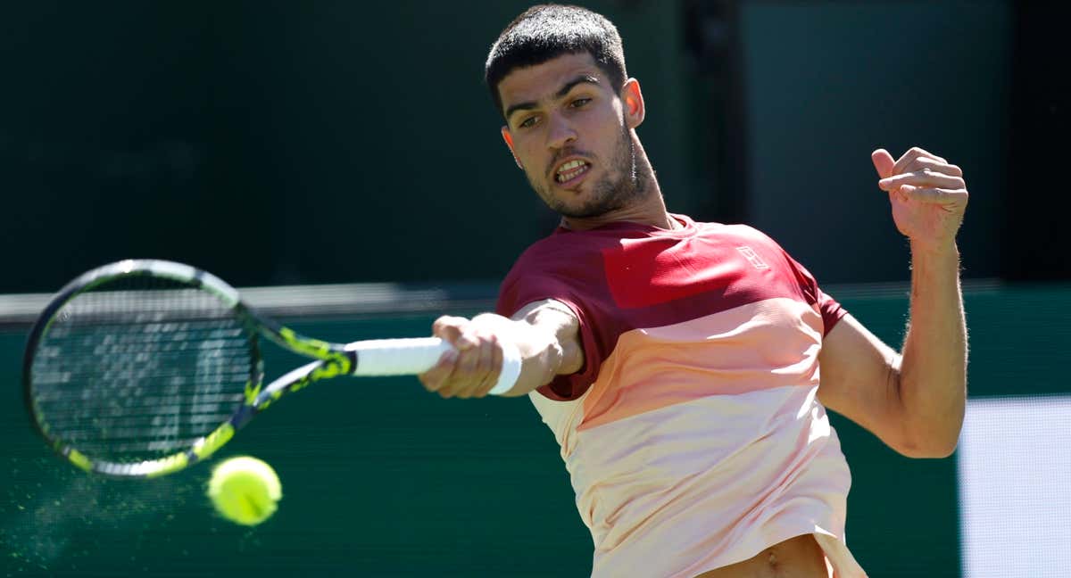 Alcaraz golpea una bola durante su primer partido en Indian Wells. /AFP