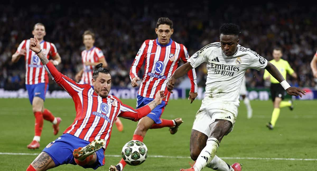 Jiménez intercepta justo a Vinicius en una jugada del partido de ida de la Champions entre el Real Madrid y el Atlético que se disputó en el  Bernabéu. /REUTERS