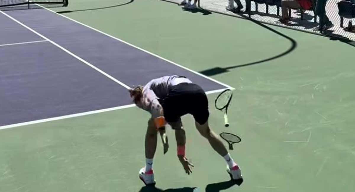 El momento en el que Rublev paga su frustración con la raqueta durante el entrenamiento./Captura: @Septimo_Game