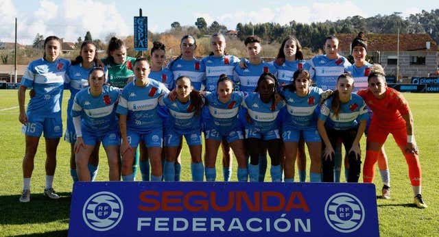 La foto esperpéntica del segundo equipo de fútbol femenino más importante de Galicia: ‘Vivimos nueve en un piso durante dos meses’