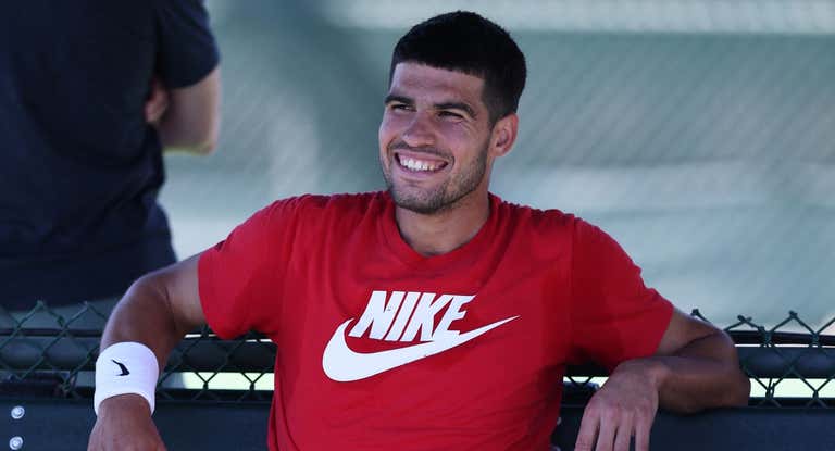 Carlos Alcaraz sonríe durante un entrenamiento en Indian Wells.