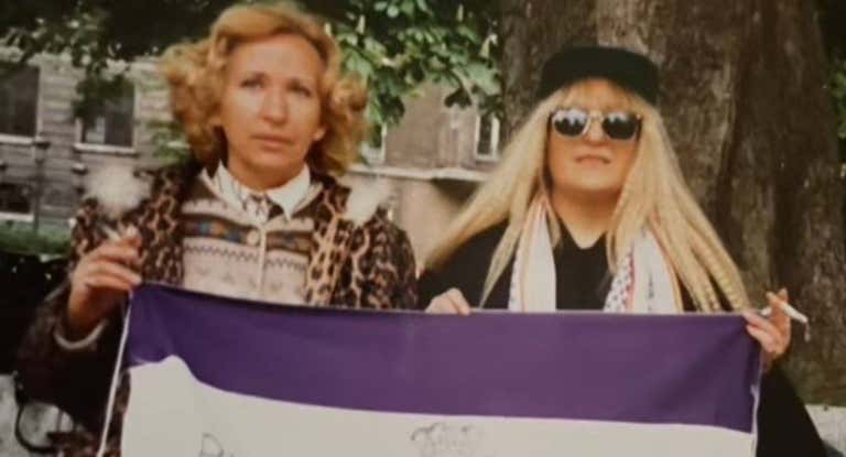Loli y una amiga, con la bandera de su peña.