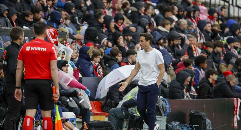 Iñigo Pérez, en un partido con el Rayo.