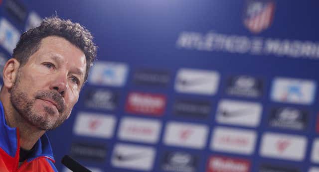 Simeone y el riesgo de que Julián Álvarez no juegue contra el Barça por amarillas: «Lo único que me importa es el partido del Getafe»