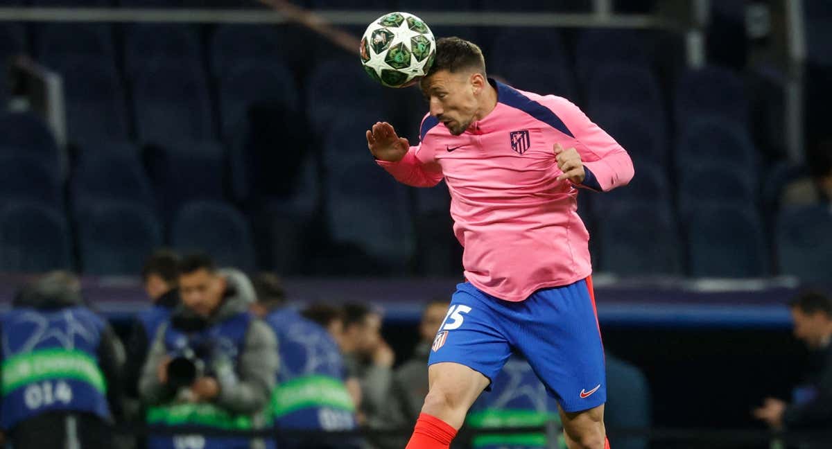 Lenglet remata un balón. /EFE