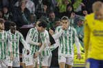Diego Llorente desatasca al Betis que suma la cuarta seguida y deja en el alambre a Diego Martínez