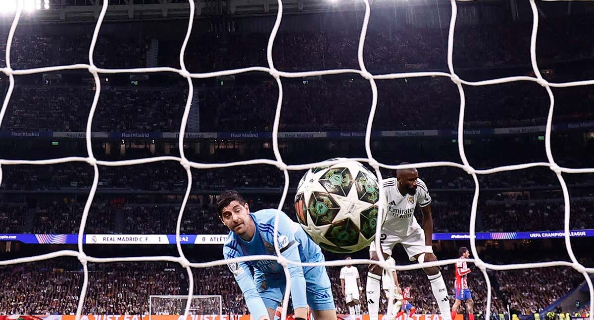 Thibaut Courtois y Antonio Rudiger durante el partido de Champions League frente al Atlético de Madrid./REUTERS