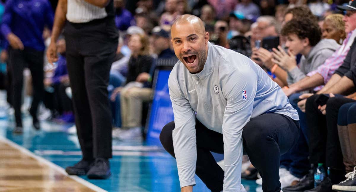 Jordi Fernández da instrucciones a sus jugadores en el partido ante los Hornets./Reuters